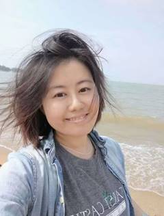 女孩在微笑 AI 生成的内容可能不正确。